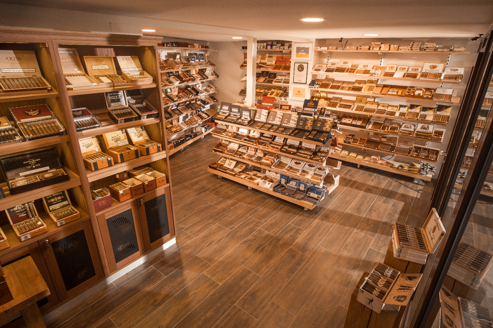 whisky & cigar salon