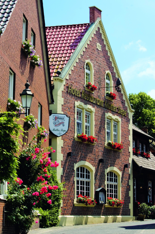 Hotel Mutter Siepe title image