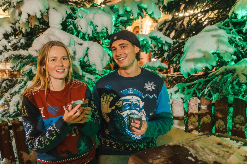 Punsch im Après Sea Zelt auf dem Wintermarkt am Bootshafen